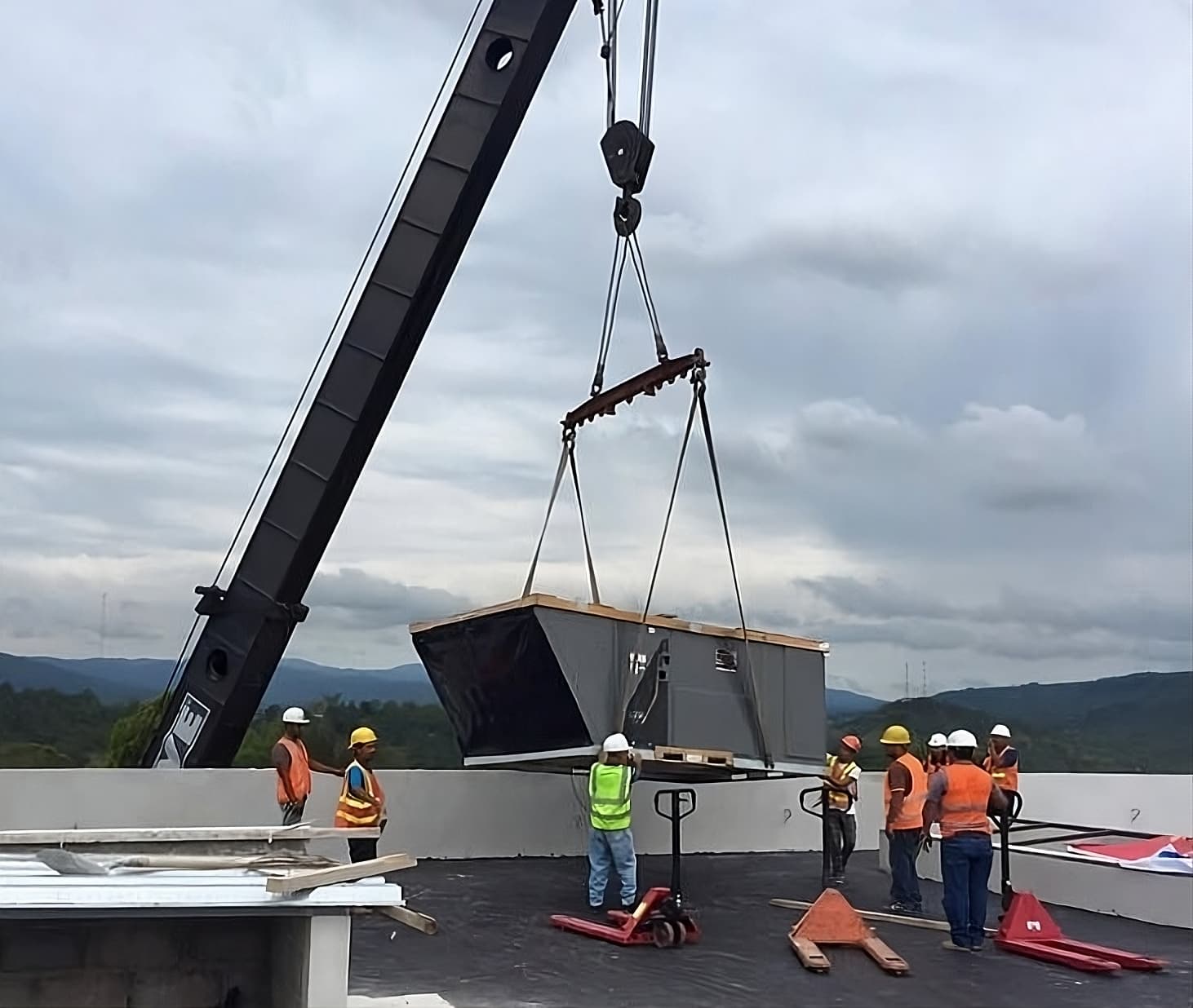 Tecnicos instalando equipo de ventilación industrial